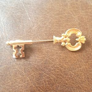 Vintage Avon brooch